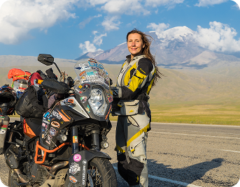 Анна біля мотоцикла