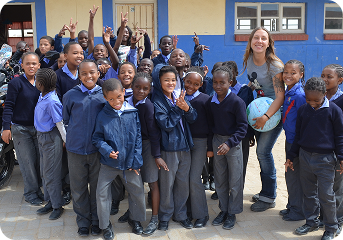 Анна з дітьми з дитячого будинку