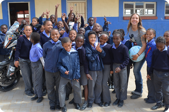 Анна з дітьми з дитячого будинку