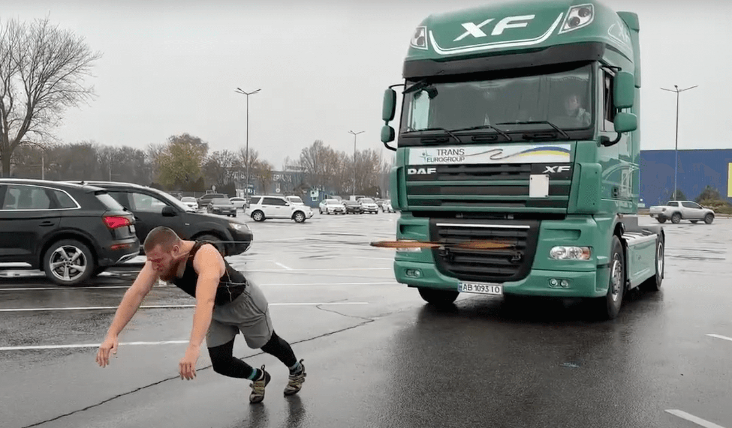 Буксирування вантажівки сталевим тросом за горло абсолютним рекордсменом Гіннеса Дмитром Грунським