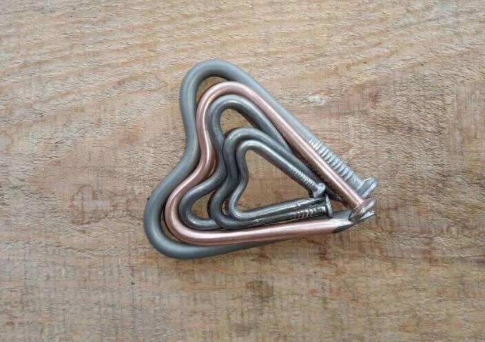 Металеві серденька, які власноруч згинає стронгмен Дмитро Грунський з цвяхів