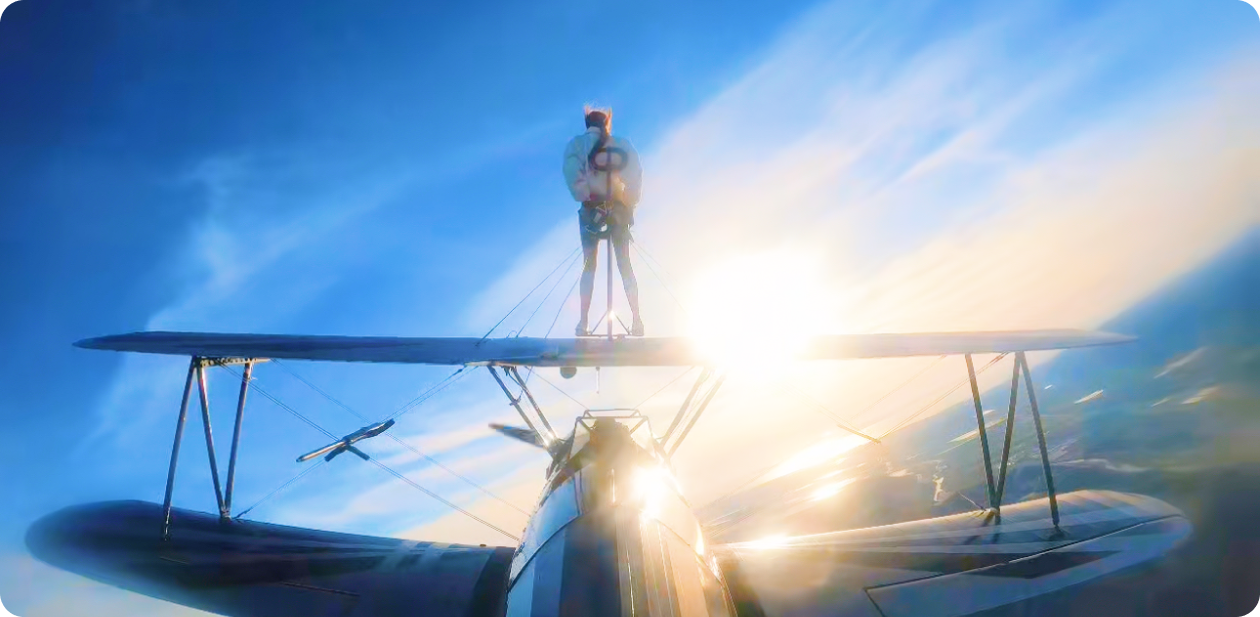 Людмила стоїть на крилах літака