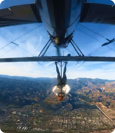 Людмила стоїть на крилах літака