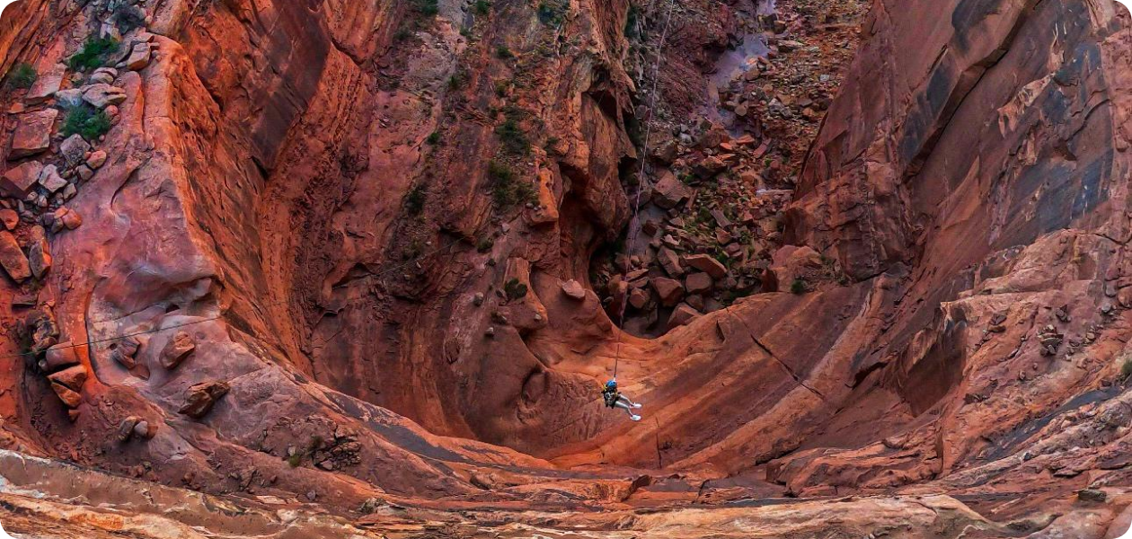 стрибок з мотузкою зі
                    120-метрової скелі