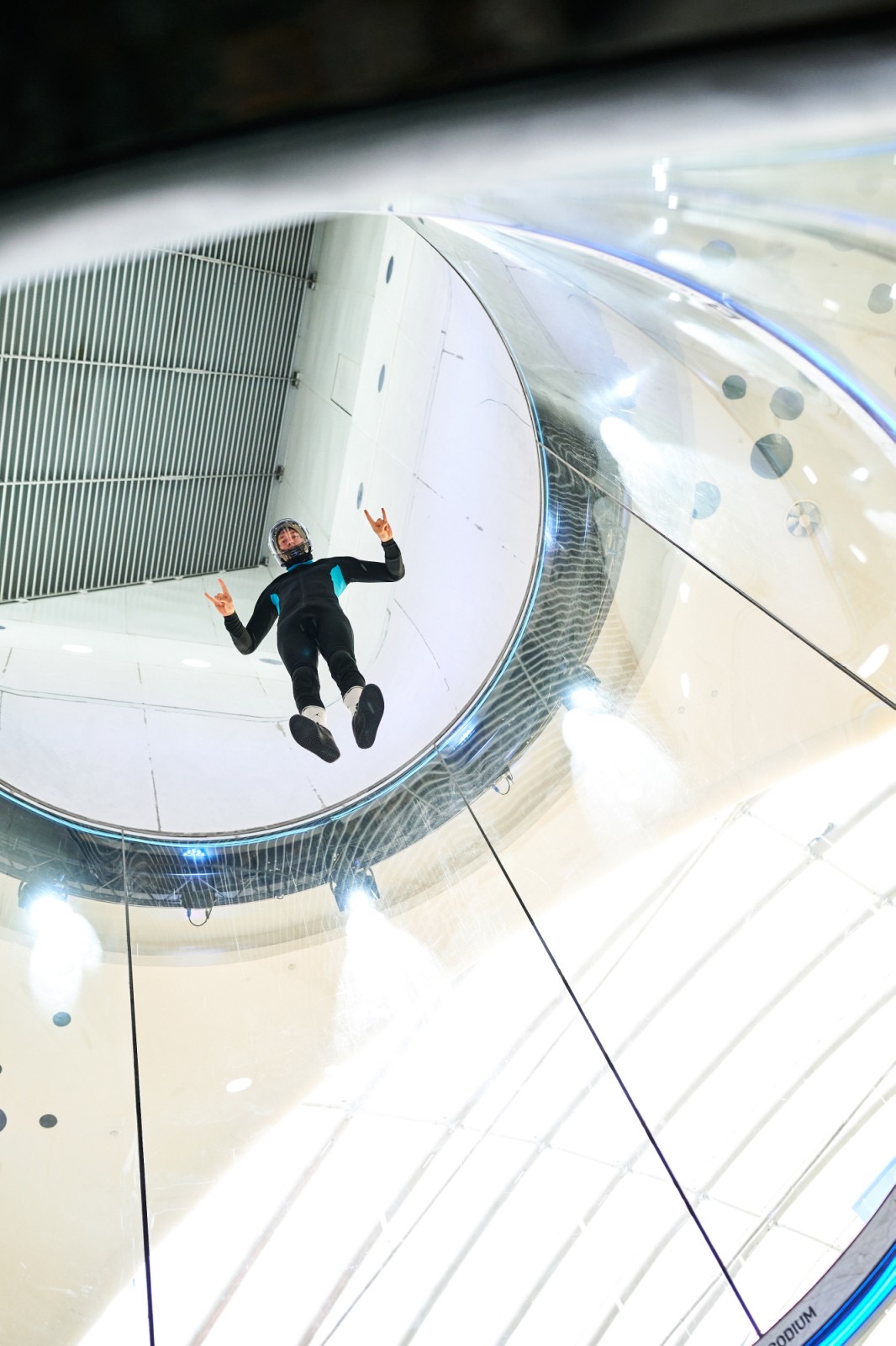 10 годин безперервного польоту в аеродинамічній трубі.