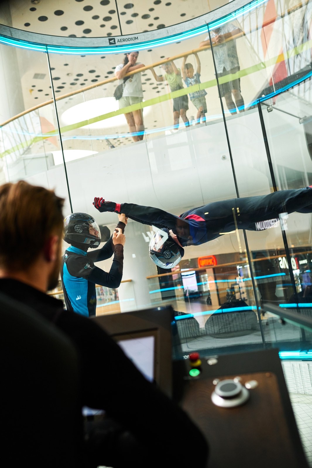 Олександр Марушко левітує в горизонтальному положенні на спині.