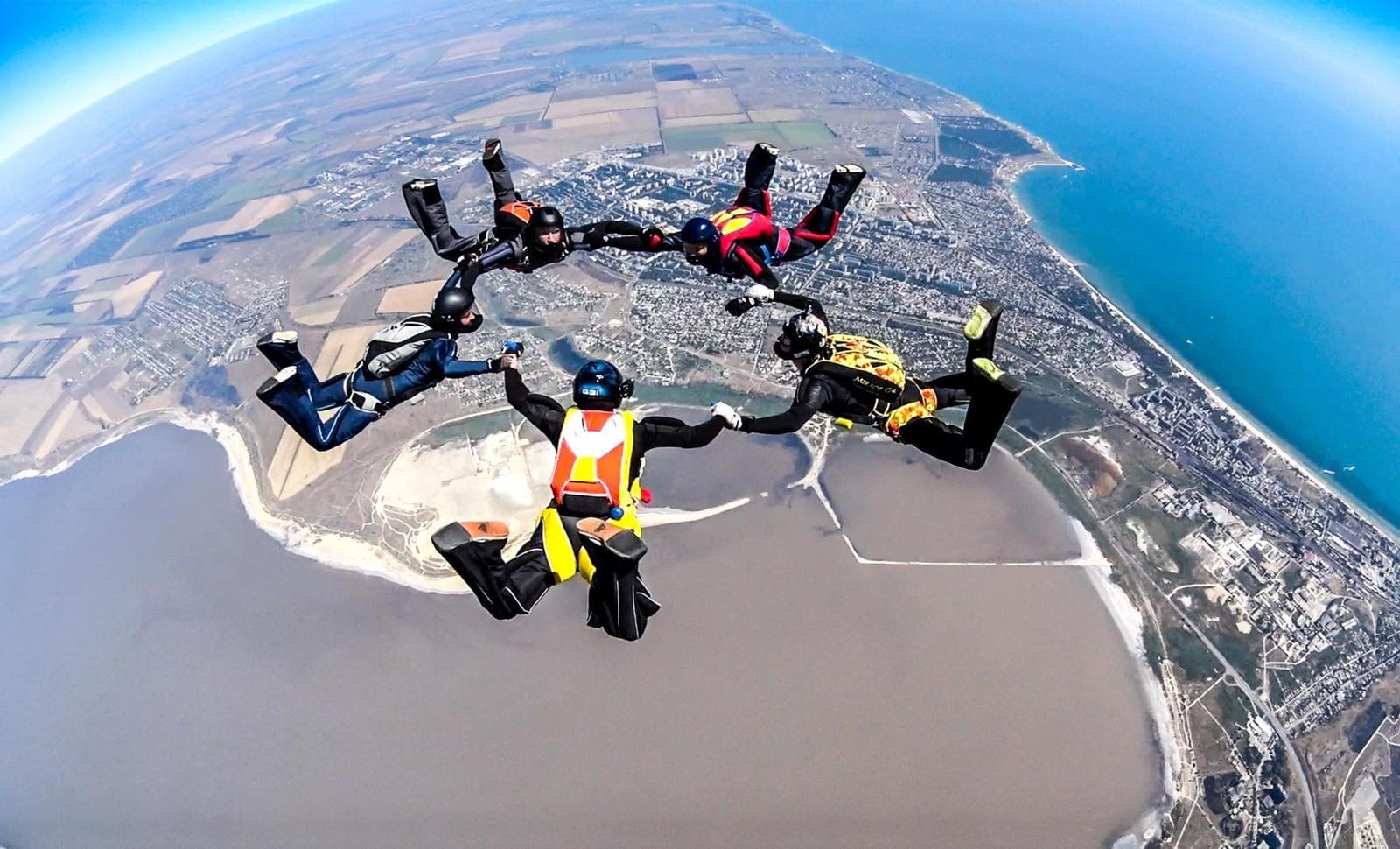 Фото як Олександр Марушко та ще 4 людини летять вниз взявшись за руки та утворивши форму зірки