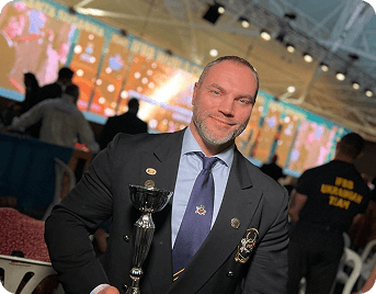 Вадим позує із кубком