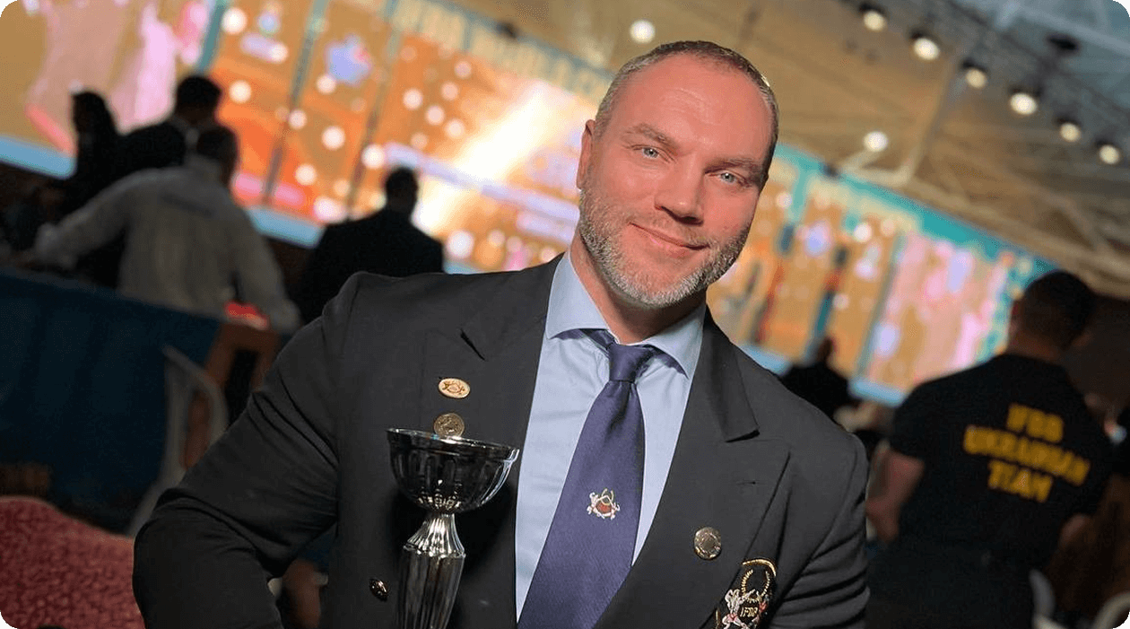 Вадим позує із кубком