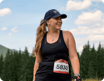 Юлія посміхається